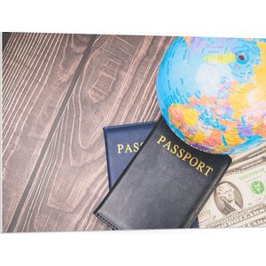 WallClassics - PVC Schuimplaat- Tafereel van Paspoorten bij Kleine Wereldbol - 100x75 cm Foto op PVC Schuimplaat