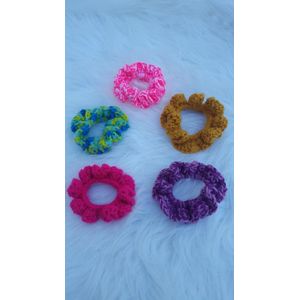 Set van 5 handgemaakte haarelastieken ( scrunchies ) in roze, okergeel, groen/blauw, roze/paars, neonroze gehaakt