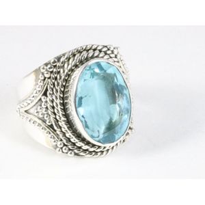 Bewerkte zilveren ring met blauwe topaas - maat 20