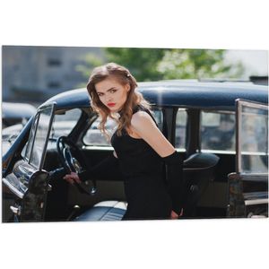 Vlag - Vrouw - Model - Jurk - Auto - Krullen - 75x50 cm Foto op Polyester Vlag