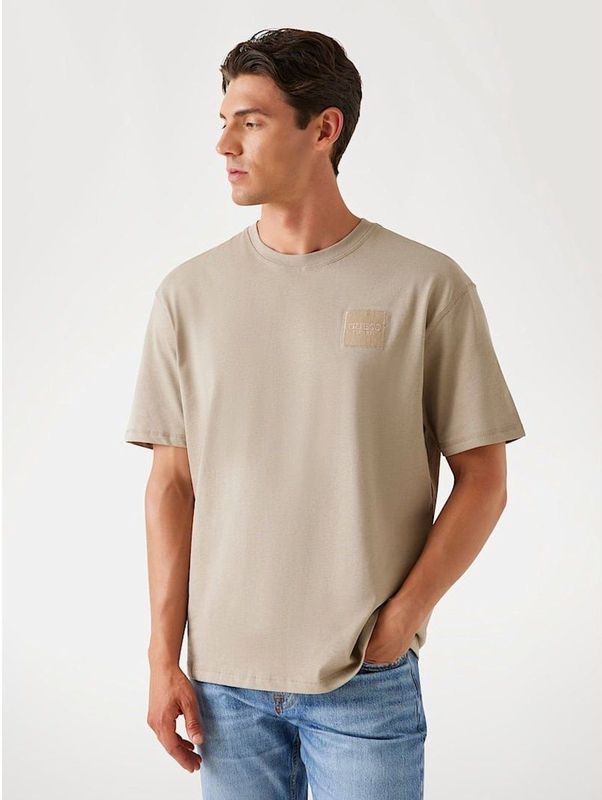 Guessvoor mannen. M5YI27KCCM1 Losjes vallend beige T-shirt (S), Casual, Katoen, Korte mouwen