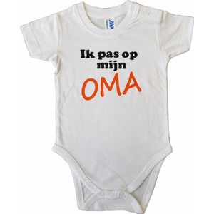 Witte romper met ""Ik pas op mijn oma"" - 3 maanden - grootmoeder, babyshower, zwanger, cadeautje, kraamcadeau, grappig, geschenk, baby, tekst, bodieke