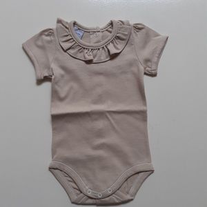 Babidu Romper Ronde Roezel Kraag | 1118 | Zandkleur | Korte Mouw | 9 maand | maat 74