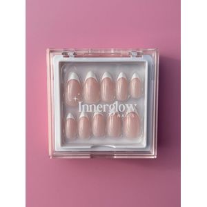 Innerglow Nails - Style ‘That Girl’ - Lange Amandelvormige French Manicure - Hoge Kwaliteit - 24-28 stuks Plaknagels - All-in-one Nail Kit met Nagellijm - Nepnagels - Kunstnagels - Zelfklevende Nagels