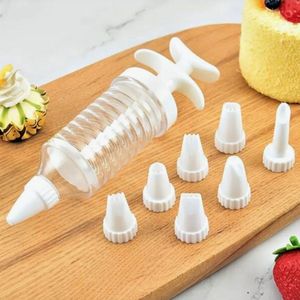 Garneerspuit met 8 spuitmondjes - Handige garneerspuit - Slagroomspuit - Garneerspuit herbruikbaar - Tiktok Trend - Tiktok Viral - Pastry Piping Gun and 8 nozzles - Spuitmondjes set - Alternatief voor Spuitzak