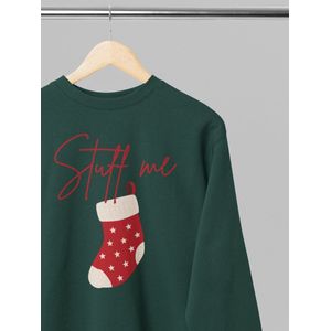 Foute kersttrui - Stuff me - Wurban Wear | 18+ | Grappige sweater | Leuk cadeau | Unisex sweater | Oversized sweater | Kersttrui heren | Foute kerstkleding | Kerst sweater | Kerst diner | Kersttrui dames | Foute kersttruiendag 2025 | Groen