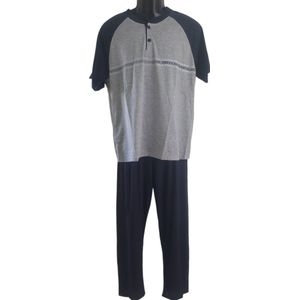 Uniseks Pyjama set Dames & Heren - 2 Delig - Kleur Donkerblauw/Grijs - Horizontale streep met tekst - Maat XL - Korte Mouwen - Lange Broek - Knopen - Cadeau - Kerst