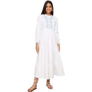 Trendyol Witte Geborduurde Geweven Jurk Met Ruches Tctss22Eb0004