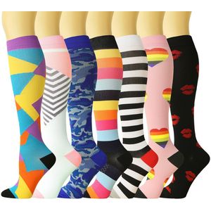 Verpakking met 6 uniseks compressiekousen, geschikt voor sport, hardlopen, trailrunning en andere activiteiten, en bieden ondersteuning.