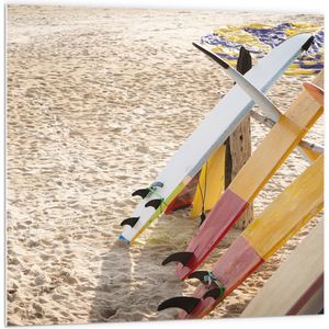 PVC Schuimplaat - Surfborden bij Tentje op het Strand - 100x100 cm Foto op PVC Schuimplaat (Met Ophangsysteem)