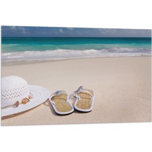 WallClassics - Vlag - Slippers en Hoed op Strand - 105x70 cm Foto op Polyester Vlag