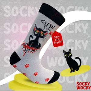 CUTE BUT PSYCHO - 2 Pack - Grappige Sokken voor Mannen & Vrouwen - BIG SHOE (41-46) Socks - Humorvolle Huissokken - Geschenk voor Heren, Dames, Vader, Moeder, Vriendin, Zus, Oma - Cadeau SOCKY WOCKY