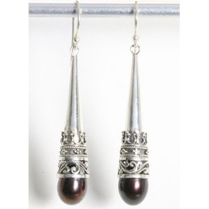 Traditionele bewerkte lange zilveren pegel oorbellen met zwarte parel
