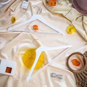 HMRW002W01 Kleerhangers voor mantels, set van 12, houten hangers, met anti-slip inkepingen in de schouders, broekstang, 360° draaibare haak, voor overhemden, jassen, broeken, wit