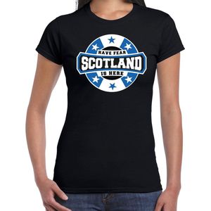 Have fear Scotland is here t-shirt met sterren embleem in de kleuren van de Schotse vlag - zwart - dames - Schotland supporter / Schots elftal fan shirt / EK / WK / kleding XS