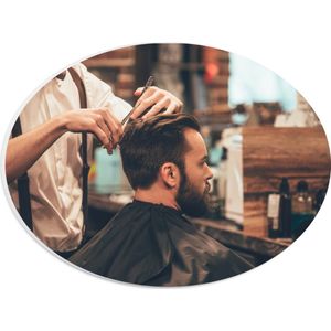 PVC Schuimplaat Ovaal - Kapper - Schaar - Knippen - Man - Haren - 28x21 cm Foto op Ovaal (Met Ophangsysteem)