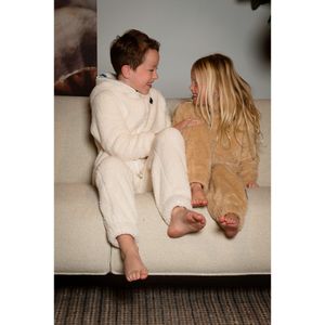 Kids Knuffle Fleece Onesie® | Warme onesie huispak jumpsuit voor jongens & meisjes | Superzacht & comfortabel | Premium kwaliteit | Duurzaam & CO₂-neutraal geproduceerd in Portugal | Champagne maat XXS