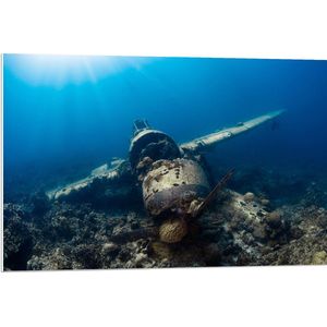WallClassics - PVC Schuimplaat- Vliegtuigwrak op Bodem van Oceaan - 90x60 cm Foto op PVC Schuimplaat