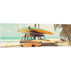 PVC Schuimplaat - Geel met Blauwe Surfplank op Gele Auto bij het Strand - 150x50 cm Foto op PVC Schuimplaat (Met Ophangsysteem)