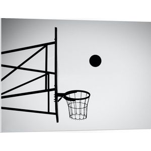 PVC Schuimplaat - Bal Vallend in Basket (Zwart-wit) - 100x75 cm Foto op PVC Schuimplaat (Met Ophangsysteem)