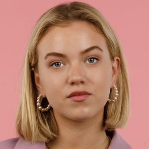 My Bendel - 30 mm grote roze pareloorbellen - edelstaal - Zilverkleurige Oorringen met Roze Parels - 30mm Stijlvol Design - Met luxe cadeauverpakking