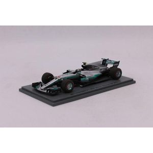 De 1:43 Diecast modelauto van de Mercedes AMG Petronas Hybrid F1 Team WO8 #77 die de Gp van Rusland won in 2017.De coureur was V. Bottas.De fabrikant van het schaalmodel is Spark.