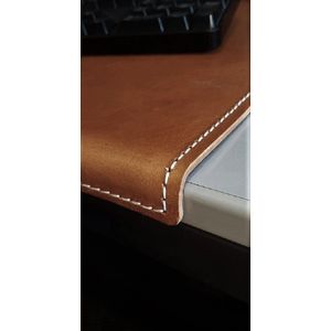 Gehoekte Onderlegger Met Randbescherming Gehoekte Bureauonderlegger Van Nubuck Leer Met Randbescherming - 70x47 Cm, Bruin | Antislip Voor Optimale Grip Op Je Bureau Leer Onderlegger Voor Bureau