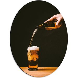 Dibond Ovaal - Bier - Bierglas - Drank - Drinken - Schenken - Hand - Bierflesje - 42x56 cm Foto op Ovaal (Met Ophangsysteem)