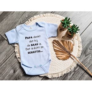 Baby rompertje licht blauw - maat 62 - korte mouwen - Bedrukt met grappige tekst: Papa denkt dat hij de baas is, dat is echt zo schattig