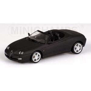 De 1:43 Diecast Modelcar van de Alfa Romeo Spider van 2003 in Matt Black. Dit schaalmodel is beperkt tot 2204 stuks. De fabrikant is Minichamps.Dit model is alleen online beschikbaar