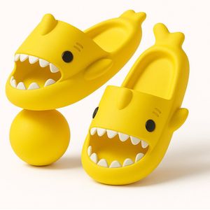 BoefieBoef Geel Haai Slippers Kind – Schoenmaat 23-26 – EVA Antislip Badslippers Peuter en Kleuter 2-4 jaar – Comfortabel & Ergonomisch – Zwembad, Douche, Strand & Thuis - Verjaardagscadeau tip - Baby Shark Cadeau- Jongen & Meisje – lengte 16 cm