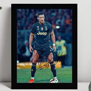 Cristiano Ronaldo CR7 Ingelijste Handtekening – 15 x 10cm In Klassiek Zwart Frame – Gedrukte handtekening – Real Madrid - Juventus - Football Legend - Voetbal - Manchester United FC - Al Nassr - Portugal - Free Kick