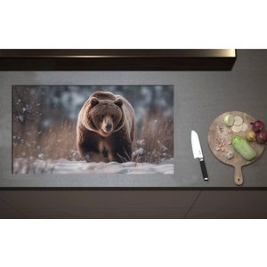 Inductieplaat Beschermer - Bruine beer loopt door de natuur in de sneeuw - 90x50 cm - 2 mm Dik - Inductie Beschermer - Bescherming Inductiekookplaat - Kookplaat Beschermer van Wit Vinyl
