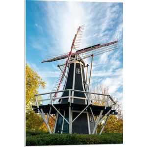 PVC Schuimplaat- Oude Zwarte Houten Windmolen onder Sluierbewolking - 50x75 cm Foto op PVC Schuimplaat