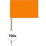 100x Cocktailprikkers oranje 8 cm vlaggetje decoratie - Houten spiesjes met papieren vlaggetje - Wegwerp EK/WK Holland prikkertjes