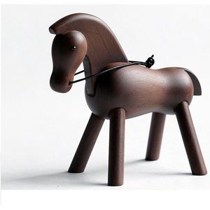 DWIH - Nordic Design: Houten paard - Walnoot