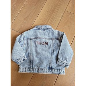 lichtblauw denim/jeans/spijkerjack/jasje kind maat 104 met geborduurde naam/bloemletter/gepersonaliseerd