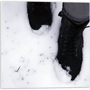PVC Schuimplaat - Zwarte Laarzen in de Sneeuw - 50x50 cm Foto op PVC Schuimplaat (Met Ophangsysteem)