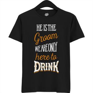He Is The Groom | Vrijgezellenfeest Cadeau Man - Groom To Be Bachelor Party - Grappig Bruiloft En Bruidegom Bier Shirt - T-Shirt - Unisex - Zwart - Maat 4XL