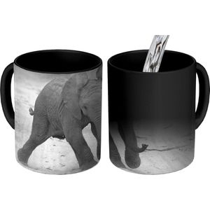 Magische Mok - Foto op Warmte Mokken - Koffiemok - Baby olifant die in het zand loopt in zwart-wit - Magic Mok - Beker - 350 ML - Theemok