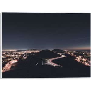 WallClassics - PVC Schuimplaat - Weg tussen de Bergen in de Nacht - 40x30 cm Foto op PVC Schuimplaat (Met Ophangsysteem)