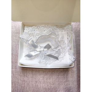 Giftset kousenbandje en zakdoekje voor de bruid