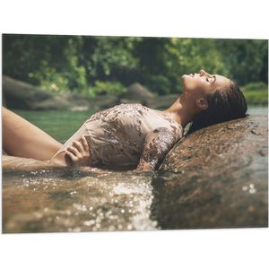 Vlag - Poserende Vrouw in Glitter Zwemkleding in Rivier - 80x60 cm Foto op Polyester Vlag