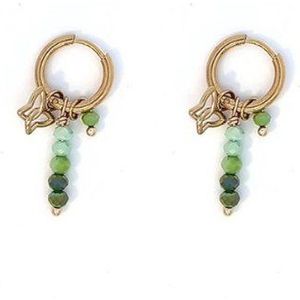 Oorringetjes goud met 3 hangertjes een vlindertje en groene kraaltjes - oorbellen dames goudkleurig