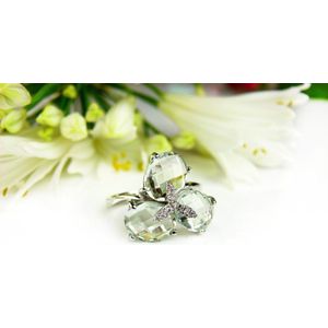 Ring in wit goud gezet met groene kwarts en diamant