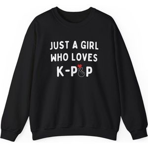 Sweatshirt– Just a Girl Who Loves K-Pop – Uniseks sweatshirt zwart – KPOP Sweatshirt met Tekst – BTS - BLACKPINK - Stray Kids - SEVENTEEN Fan Cadeau – Korean Finger Heart
