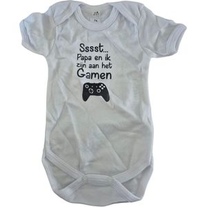 Baby romper met tekst ""Sssst… Papa en ik zijn aan het gamen"" zwart met witte bedrukking maat 92
