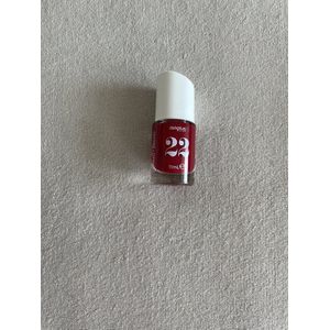 Nagellak rood. Nr 22. Deliplus. Glanzend en blijft lang zitten