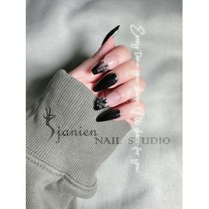 Sjanien Nail Studio Handgemaakte Nepnagels: Gothic Press-on Nagels Set, Zwart met Zilveren Kruisen en Fleur-de-lis Decoraties, 10 Stuks, Maat S