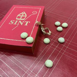 Sinterklaas sfeer tafelzeil - afmeting: 250x140cm - Rood met gouden draad - op rol geleverd